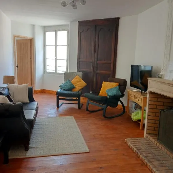 Au Coin Maison, hotel v destinaci Ruffec