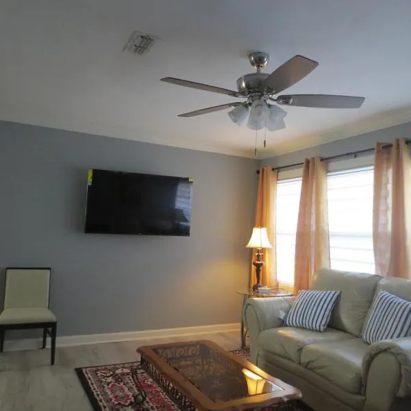 3 Bed 2 Bath renovated house in West Rome، فندق في روما