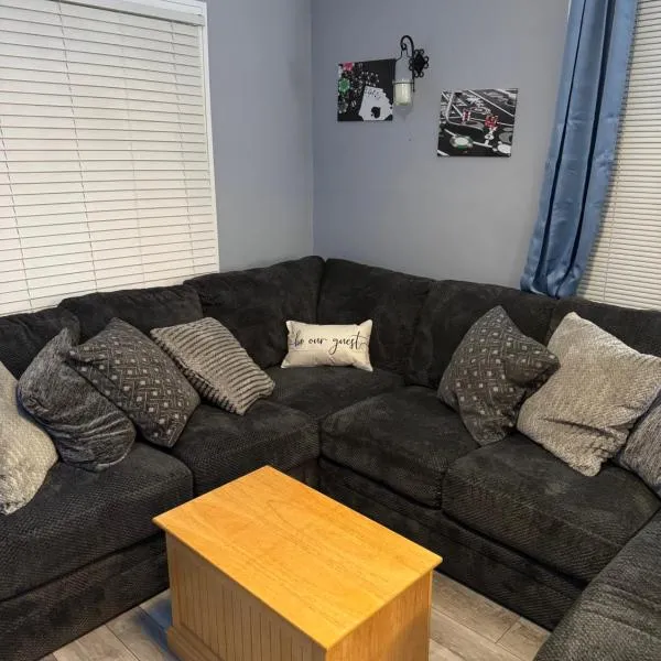 Charming 3-bedroom house next to Hollywood Casino! 1 minute from Interstate 75, hotel v destinaci Toledo