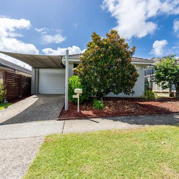Entire house near North Lakes, Brisbane, Australia, khách sạn ở Griffin