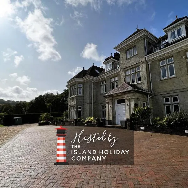 2 Shanklin Manor - Ground Floor apartment overlooking Park in Shanklin Old Village, hotel v destinaci Shanklin