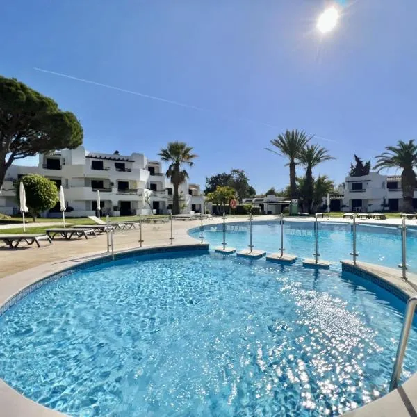 Albufeira Balaia Golf Vilage 1 With Pool by Homing, hotell i Branqueira
