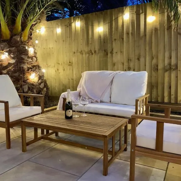 The Palms at No10 - Spacious and Family Friendly، فندق في Rodwell