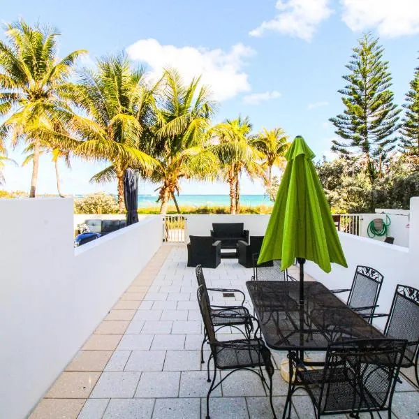 Castle Th16 Beachfront Townhouse with private patio, direct beach access, pool, tennis & free parking!, hotel em Miami Beach