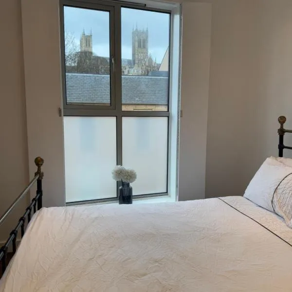 Central, modern and peaceful, lovely Cathedral views, two-bed apartment with 40" smart TV & free onsite parking, hotel i Lincoln