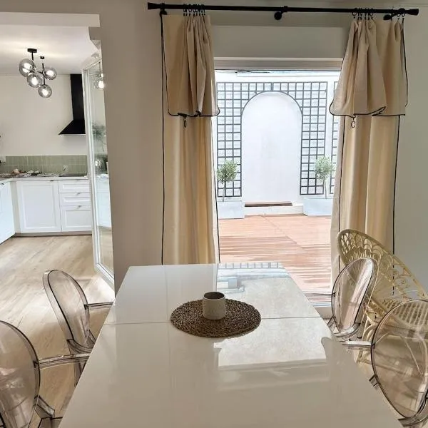 Modern and Quiet House with Patio, hotel v destinácii Saint-Ouen