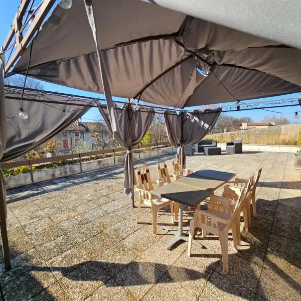 Appartement 3 chambres avec grande terrasse dans le centre de Pernes les Fontaines – hotel w mieście Pernes-les-Fontaines