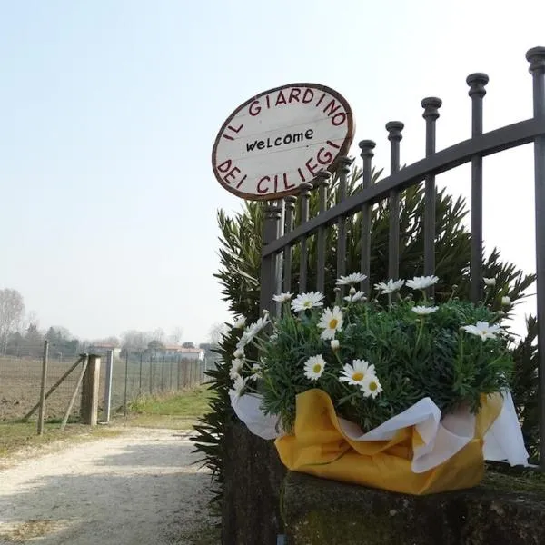 Il Giardino dei Ciliegi appartamento con 3 camere، فندق في Passarella