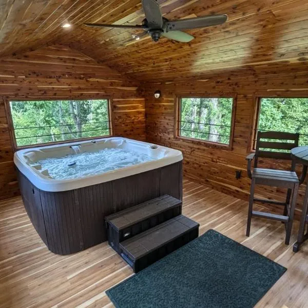Red Roof mountain cabin with Hot Tub, Starlink & Whole-house Generator, hótel í Stanley
