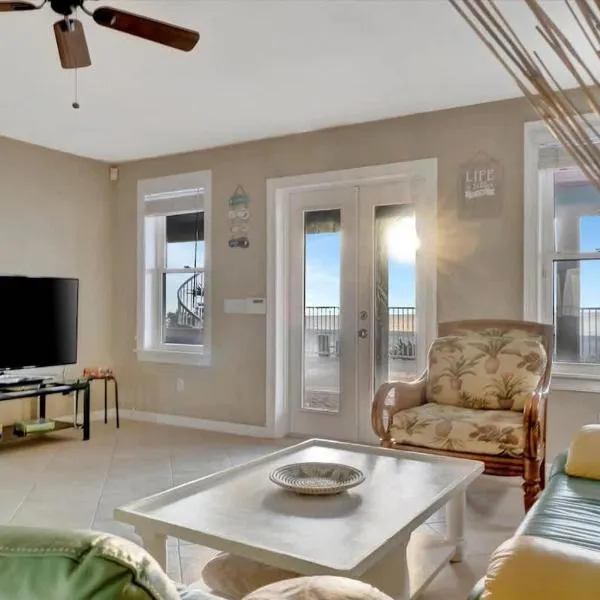 Stones Throw Beachfront Family Suite #3 VIEWS，位于克利尔沃特的酒店
