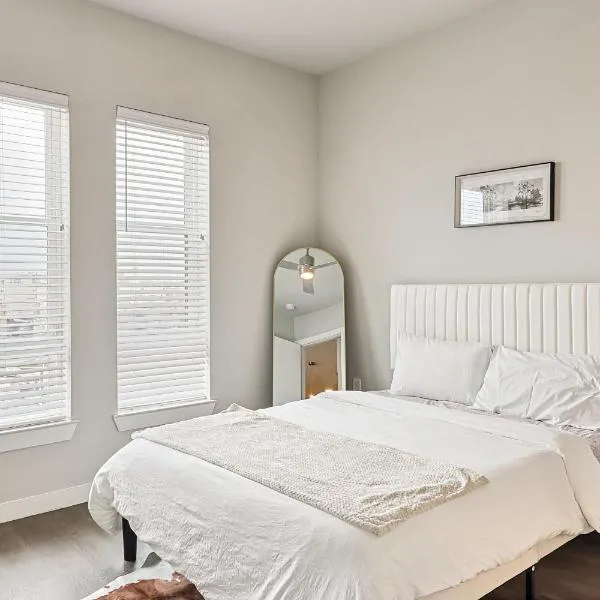 Luxury 2BD Condo with Pool & Gym, hotel v destinaci Fort Worth