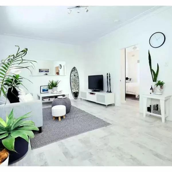 Cosy and calm unit in Cronulla formerly Beautifully renovated quiet unit in Cronulla、クロヌラのホテル