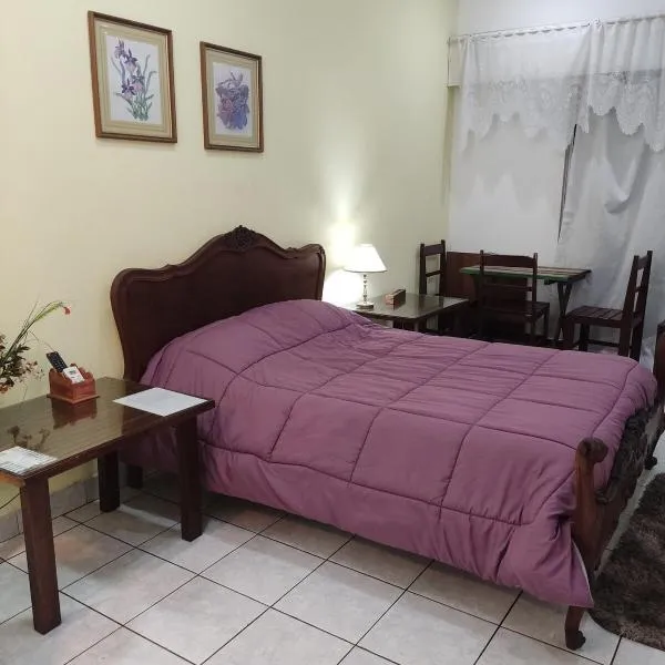 Suite con entrada independiente 1 dormitorio 1 sala de estar, hotel em Rivera