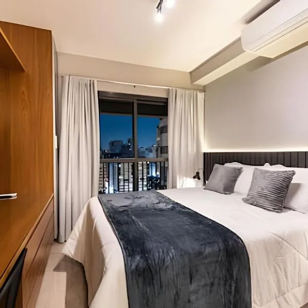 BHaus Setin Nova Republica - Studio 30m2 com Varanda - Cama Queen - Vista Incrível da Praça e Skyline 16o andar - Academia - Piscina - Lavanderia - Coworking - Portaria 24h - Em frente ao metrô - SR8, hotel in São Paulo