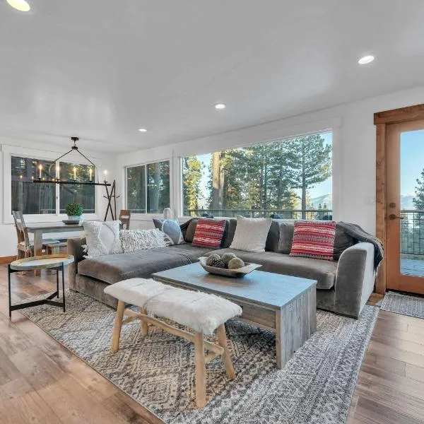Cozy Carnelian Bay Vacation Rental with Lake Views: Carnelian Bay şehrinde bir otel