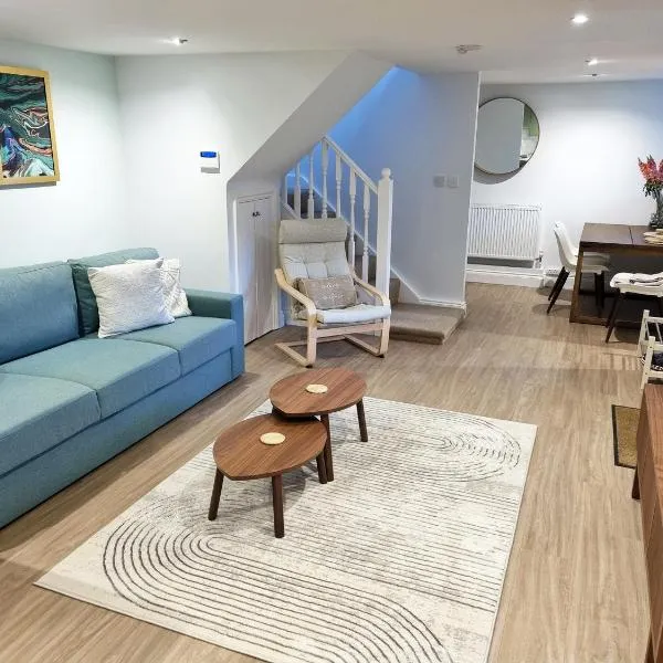 Oak Tree Cottage near Gatwick Airport, hotel v destinaci Copthorne