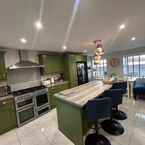 Portaferry Waterfront Townhouse with Hot Tub, хотел в Портафери