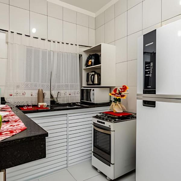 Casa Familiar com Ar Condicionado e Churrasqueira para até 8 Pessoas em Praia Grande - Foto 2