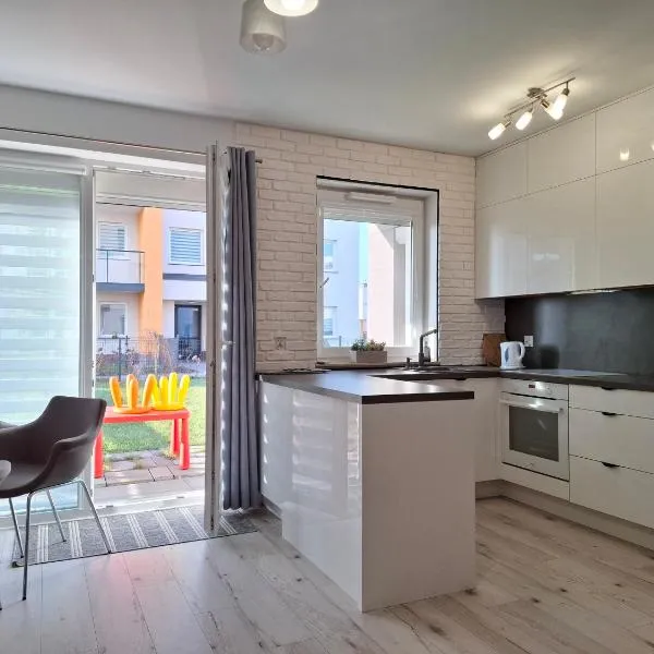 Mieszkanie 46m2 - 2 pokojowe z ogródkiem , WIFI , Bezpłatny parking nr 126, Szybkie połączenie z lotniskiem, autobus 120, hotel in Gdańsk