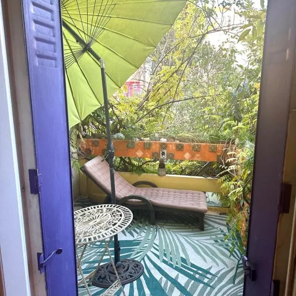 Green house, cosy garden Paris – hotel w mieście Alfortville