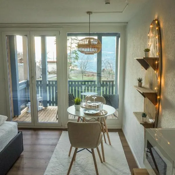 Surfers Studio with Beach, near Interlaken and Grindelwald, hotel v destinaci Därligen