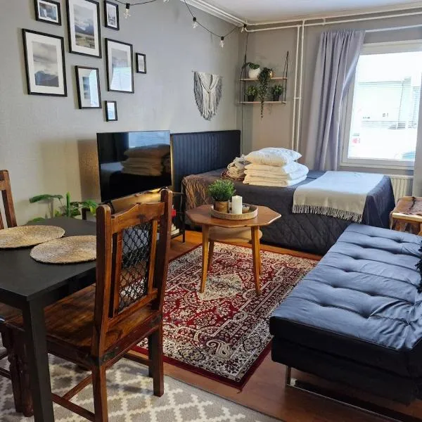 Studio with sauna near highway, hotel in Kempele