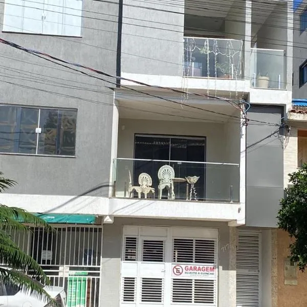 Apto no centro comercial de guriri, 2 garagens andar térreo, hotel in São Mateus