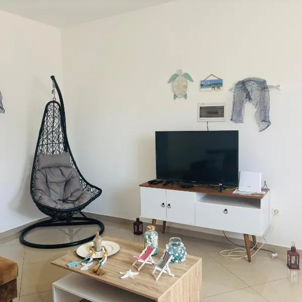 Techas Stylish 2-Bedroom 8 min to Beach, hotel in Tarrafal