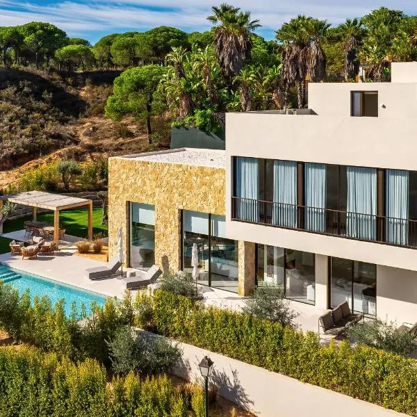 Luxury Villa In Quinta do Lago Private pool Rooftop Jacuzzi Office Game room ARKEO LUXURY, Hotel in Almancil