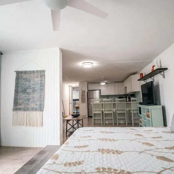 Beach & Country Beachfront Studio، فندق في Hauula