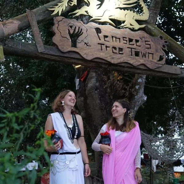 Pemsee's Tree Town - Eco Treehouse Hostel, hotel in Sauraha