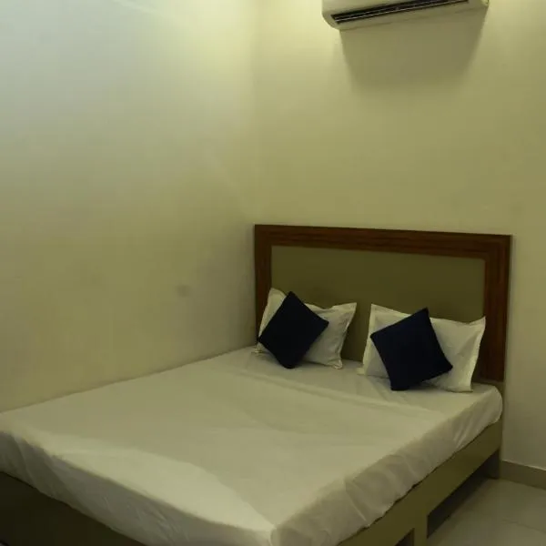 Hotel J K and Restaurant Couple Friendly, khách sạn ở Morbi