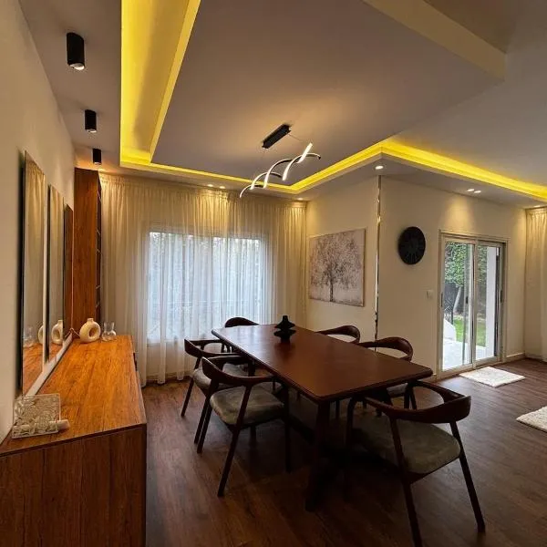 Viesnīca Live in Luxury I Villa with Indoor Pool & Garden Kairā