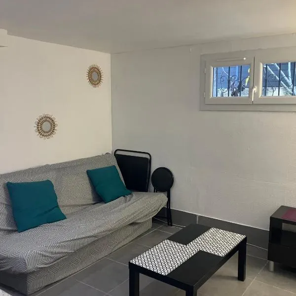 Grande chambre, Sdb partagée, hotel in Angers