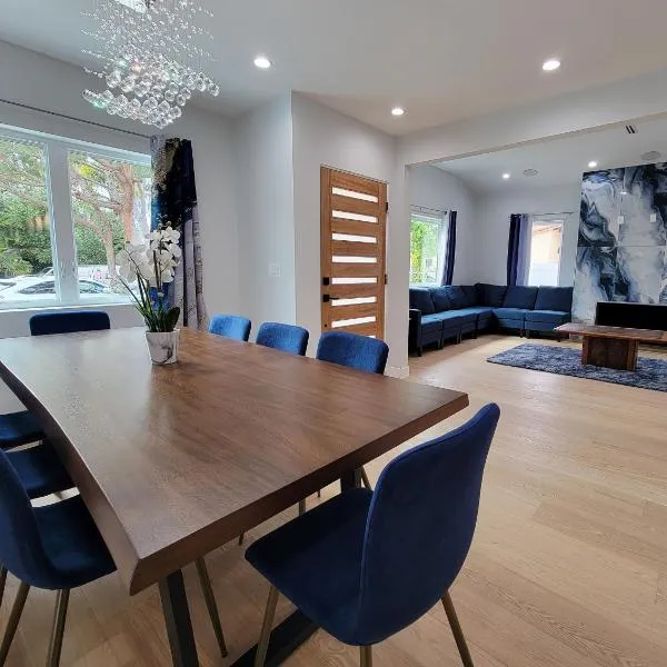 Modern luxury 3 bedroom home next to La Cienega Plaza with parking, WiFi, TV, BBQ 10 minutes to Rodeo Drive, hotel in Los Angeles