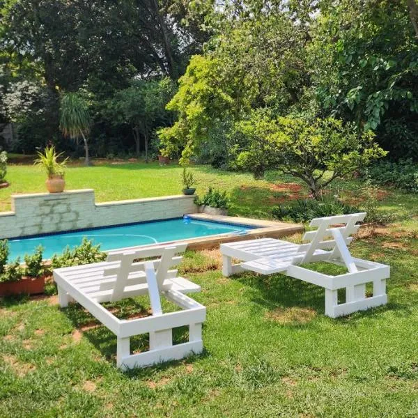 Leafy home in the heart of Linden with Pool, hotel em Joanesburgo