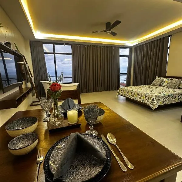 Couple Suite with Ocean View & Relaxing Tub Batangas, хотел в Lobo