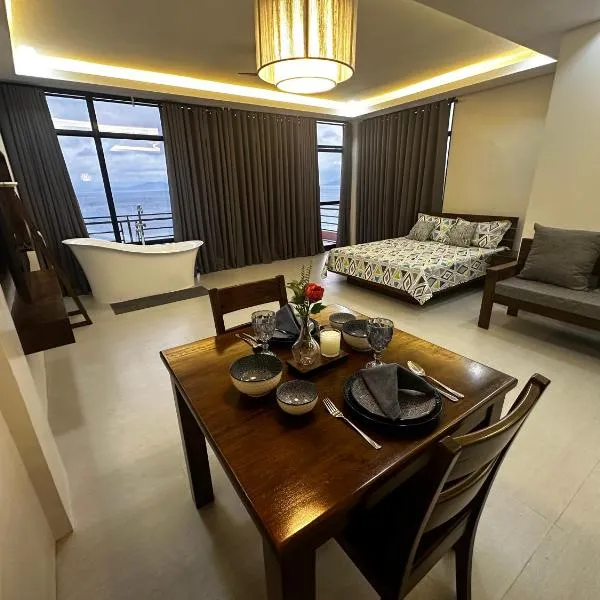 Couple Suite with Ocean View & Relaxing Tub Batangas, hotel em Lobo