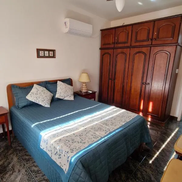 Localização Imbatível! A 98m da Praia do Forte com Conforto, Ar-Condicionado e Estacionamento!