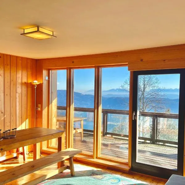High chair with lake view – hotel w mieście Treffen am Ossiacher See