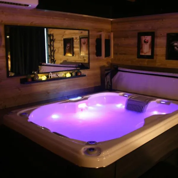 Le Chalet des Amoureux SPA Sauna, hotel v destinaci Lozinghem