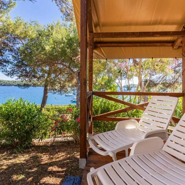 Adria Glamping luxury tents Camping Poljana Mali Lošinj, hotel di Mali Lošinj