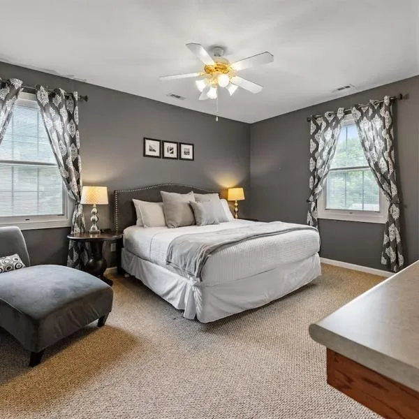 NEW King Bed, Suite, Downtown BR, Southern Charm Caboose, hotel v destinaci Blue Ridge