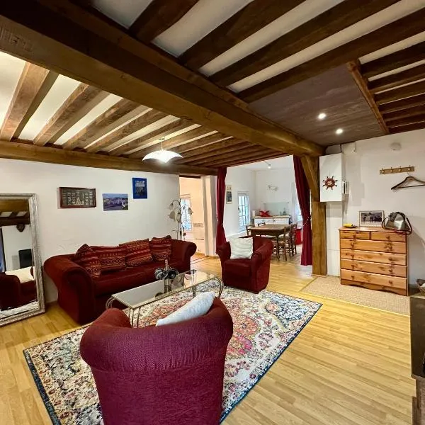 Spacious flat 65 sqm with beach and cliffs at 100m, hotel in Étretat