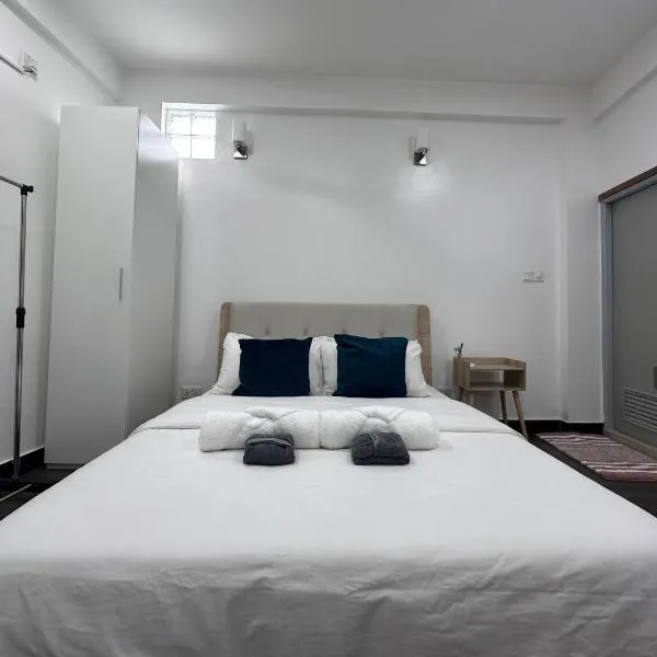 Riviera Cove - 1 bedroom apartment with living room & kitchen, hotel in Malé