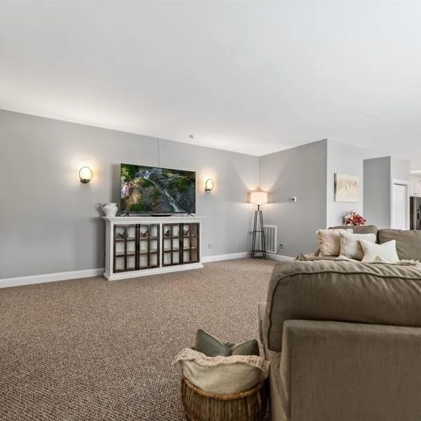 Penthouse Suite Right in the Heart of Downtown - Trackside، فندق في بلو ريدج