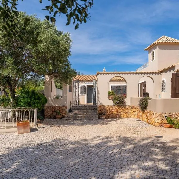 Villa with Bio pool 4 ensuite Bedrooms, private Swimming pool and beautiful gardens, hotel in Almancil
