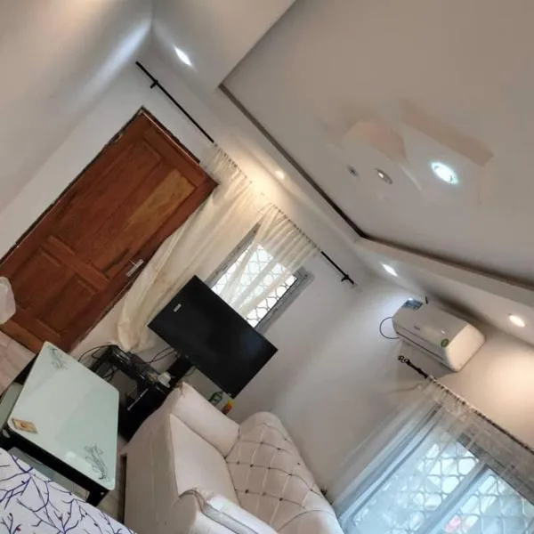 Studio moderne où tout est Neuf, Cuisine, Couvert,ClimatiséWifi haut débit , Smart TV à bertoua, hotel em Bertoua