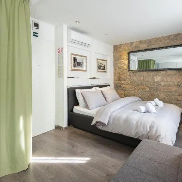 ROKOS SUPERIOR DOWNTOWN ROOMS - comfortable rooms with private bathrooms - perfect location for exploring Diocletian's Palace and the gastronomy of Split within walking distance, hotel in Split
