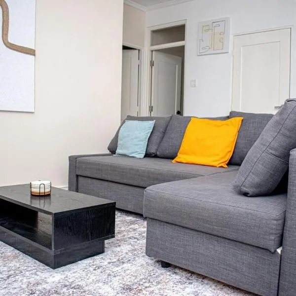 The Soul of Kingston Chic 2BR Condo with Pool and GYM, Hotel in Kingston